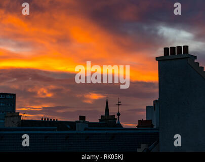 Leith, Edinburgh, Schottland, Großbritannien, 8. Februar 2019. UK Wetter: Wolken leuchten orange bei Sonnenuntergang bei Unwetter Erik über Leith Dächer, Schornstein Töpfe und Skyline Stockfoto