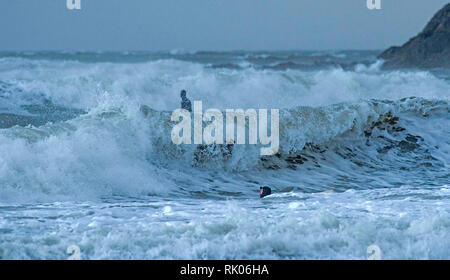 Swansea, Großbritannien. 08 Feb, 2019. UK Wetter: Surfer an Langland Bay in der Nähe von Swansea heute Nachmittag als Sturm Erik fährt fort, die Großbritannien zu zerschlagen. Credit: Phil Rees/Alamy leben Nachrichten Stockfoto