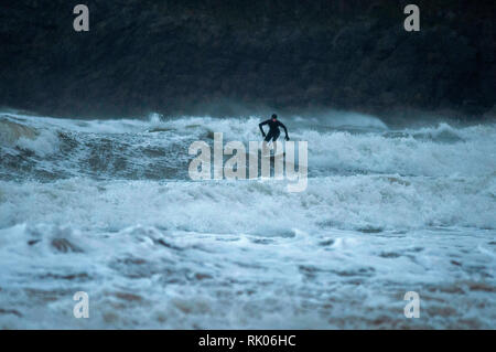 Swansea, Großbritannien. 08 Feb, 2019. UK Wetter: Surfer an Langland Bay in der Nähe von Swansea heute Nachmittag als Sturm Erik fährt fort, die Großbritannien zu zerschlagen. Credit: Phil Rees/Alamy leben Nachrichten Stockfoto