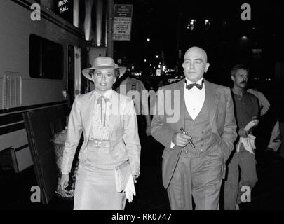 *** Foto *** Albert Finney hat sich bei 82 Ann Reinking und Albert Finney während der Dreharbeiten zu 'Annie' übergeben, vor Ort in der Radio City Music Hall am 1. Mai 1982 in New York City. Quelle: Walter McBride/MediaPunch Stockfoto