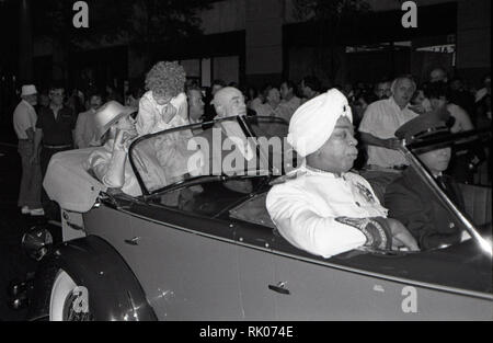 *** Foto *** Albert Finney hat sich bei 82 Ann Reinking, Aileen Quinn, Albert Finney und Geoffrey Holder während der Dreharbeiten zu 'Annie' übergeben, vor Ort in der Radio City Music Hall am 1. Mai 1982 in New York City. Quelle: Walter McBride/MediaPunch Stockfoto