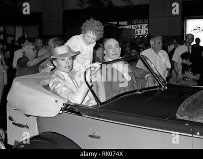 *** Foto *** Albert Finney hat sich bei 82 Ann Reinking, Aileen Quinn und Albert Finney während der Dreharbeiten zu 'Annie' übergeben, vor Ort in der Radio City Music Hall am 1. Mai 1982 in New York City. Quelle: Walter McBride/MediaPunch Stockfoto