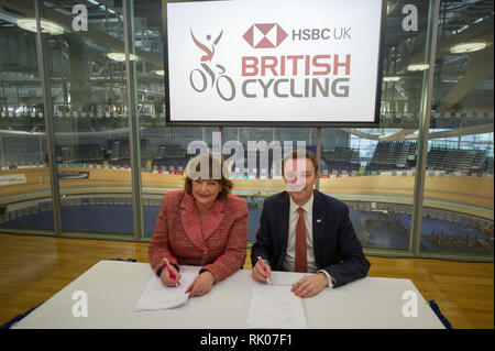 Glasgow, UK. 8. Feb 2019. (Links) Fiona Hyslop MSP-Kabinettsminister für Kultur, Tourismus und Außenbeziehungen sowie (rechts) David Lappartient - Präsident der Union Cycliste Internationale Unterzeichnung eines Abkommens. Eine neue multi-disziplinären Radfahren Veranstaltung werden 13 bestehende UCI Rad Weltmeisterschaften in einem Fall alle vier Jahre abgehalten werden, beginnend in Glasgow und Schottland im Jahr 2023. Credit: Colin Fisher/Alamy leben Nachrichten Stockfoto