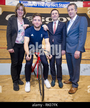 Glasgow, UK. 8. Feb 2019. (L - R) Dame Katherine Grainger; Callum Skinner - Olympia-zweite; David Lappartient ist der Präsident der Union Cycliste Internationale; Tom Bishop eine neue multi-disziplinären Radfahren Veranstaltung gemeinsam bringen werden 13 bestehende UCI Rad Weltmeisterschaften in einem Fall alle vier Jahre abgehalten werden, beginnend in Glasgow und Schottland im Jahr 2023. Credit: Colin Fisher/Alamy leben Nachrichten Stockfoto