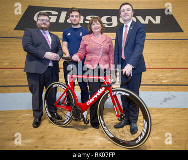 Glasgow, UK. 8. Feb 2019. (L - R) Stadtrat David McDonald von Glasgow City Council; Callum Skinner - Olympia-zweite; Fiona Hyslop MSP-Kabinettsminister für Kultur, Tourismus und Externe Angelegenheiten; David Lappartient ist der Präsident der Union Cycliste Internationale. Eine neue multi-disziplinären Radfahren Veranstaltung werden 13 bestehende UCI Rad Weltmeisterschaften in einem Fall alle vier Jahre abgehalten werden, beginnend in Glasgow und Schottland im Jahr 2023. Credit: Colin Fisher/Alamy leben Nachrichten Stockfoto