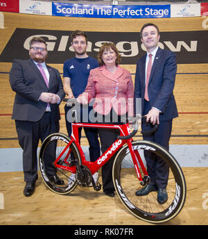 Glasgow, UK. 8. Feb 2019. (L - R) Stadtrat David McDonald von Glasgow City Council; Callum Skinner - Olympia-zweite; Fiona Hyslop MSP-Kabinettsminister für Kultur, Tourismus und Externe Angelegenheiten; David Lappartient ist der Präsident der Union Cycliste Internationale. Eine neue multi-disziplinären Radfahren Veranstaltung werden 13 bestehende UCI Rad Weltmeisterschaften in einem Fall alle vier Jahre abgehalten werden, beginnend in Glasgow und Schottland im Jahr 2023. Credit: Colin Fisher/Alamy leben Nachrichten Stockfoto