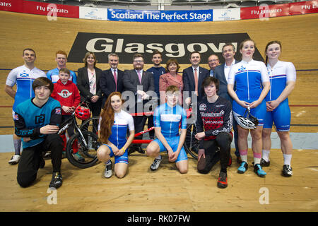 Glasgow, UK. 8. Feb 2019. (L-R) (L-R) Dame Katherine Grainger; Frank Slevin - Lehrstuhl für British Cycling; Stadtrat David McDonald von Glasgow City Council; Callum Skinner - Olympia-zweite; Fiona Hyslop MSP-Kabinettsminister für Kultur, Tourismus und Externe Angelegenheiten; David Lappartient ist der Präsident der Union Cycliste Internationale; Paul Bush OBE-VisitScotland Director's von Veranstaltungen, Tom Bishop zusammen mit Reitern aus dem Schottischen Leistung Entwicklung und lokale Vereine. Credit: Colin Fisher/Alamy leben Nachrichten Stockfoto