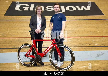 Glasgow, UK. 8. Feb 2019. (L - R) Dame Katherine Grainger; Callum Skinner - Olympia-zweite Eine neue multi-disziplinären Radfahren Veranstaltung gemeinsam bringen werden 13 bestehende UCI Rad Weltmeisterschaften in einem Fall alle vier Jahre abgehalten werden, beginnend in Glasgow und Schottland im Jahr 2023. Credit: Colin Fisher/Alamy leben Nachrichten Stockfoto