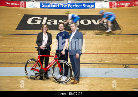 Glasgow, UK. 8. Feb 2019. (L - R) Dame Katherine Grainger; Callum Skinner - Olympia-zweite; Tom Bishop eine neue multi-disziplinären Radfahren Veranstaltung gemeinsam bringen werden 13 bestehende UCI Rad Weltmeisterschaften in einem Fall alle vier Jahre abgehalten werden, beginnend in Glasgow und Schottland im Jahr 2023. Credit: Colin Fisher/Alamy leben Nachrichten Stockfoto