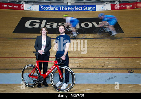 Glasgow, UK. 8. Feb 2019. (L - R) Dame Katherine Grainger; Callum Skinner - Olympia-zweite Eine neue multi-disziplinären Radfahren Veranstaltung gemeinsam bringen werden 13 bestehende UCI Rad Weltmeisterschaften in einem Fall alle vier Jahre abgehalten werden, beginnend in Glasgow und Schottland im Jahr 2023. Credit: Colin Fisher/Alamy leben Nachrichten Stockfoto