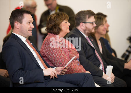 Glasgow, UK. 8. Feb 2019. (L - R) David Lappartient ist der Präsident der Union Cycliste Internationale; Fiona Hyslop MSP-Kabinettsminister für Kultur, Tourismus und Externe Angelegenheiten; Stadtrat David McDonald von Glasgow City Council; Dame Katherine Grainger; Callum Skinner - Olympische Silbermedaille. Eine neue multi-disziplinären Radfahren Veranstaltung werden 13 bestehende UCI Rad Weltmeisterschaften in einem Fall alle vier Jahre abgehalten werden, beginnend in Glasgow und Schottland im Jahr 2023. Credit: Colin Fisher/Alamy leben Nachrichten Stockfoto