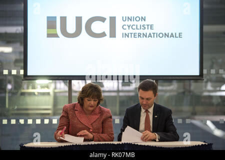 Glasgow, UK. 8. Feb 2019. (Links) Fiona Hyslop MSP-Kabinettsminister für Kultur, Tourismus und Außenbeziehungen sowie (rechts) David Lappartient - Präsident der Union Cycliste Internationale Unterzeichnung eines Abkommens. Eine neue multi-disziplinären Radfahren Veranstaltung werden 13 bestehende UCI Rad Weltmeisterschaften in einem Fall alle vier Jahre abgehalten werden, beginnend in Glasgow und Schottland im Jahr 2023. Credit: Colin Fisher/Alamy leben Nachrichten Stockfoto