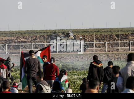 Gaza, Gaza, Gaza. 8 Feb, 2019. Palästinensische Demonstranten gesehen halten ihre nationale Flaggen während der Auseinandersetzungen zwischen Palästinensern und Israel Kräfte in der Nähe der Israel-Gaza Grenzzaun, im Osten von Gaza-stadt. Credit: nidal Alwaheidi/SOPA Images/ZUMA Draht/Alamy leben Nachrichten Stockfoto