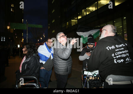 Salford, Greater Manchester, UK. 8. Feb 2019. Israelische Demonstrant zeigen und Schreien bei pro-palästinensischen Demonstrant. BBC, Media City, Salford, UK, 8. Februar 2019 Credit: Barbara Koch/Alamy leben Nachrichten Stockfoto