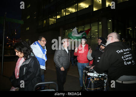 Salford, Greater Manchester, UK. 8. Feb 2019. Israelische Demonstrant Schreien bei pro-palästinensischen Demonstrant. BBC, Media City, Salford, UK, 8. Februar 2019 Credit: Barbara Koch/Alamy leben Nachrichten Stockfoto