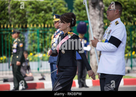 Bangkok, Thailand. 8 Feb, 2019. (Archivfoto) - ein Thai Partei nominiert Prinzessin Ubolratana ein Kandidat für das Amt des Ministerpräsidenten zu werden. Bild: 27. Oktober 2017 - Bangkok, Thailand - Prinzessin Ubolratana wird gesehen, wie sie in Thailand Ende König Bhumibol Adulyadej von Asche und Relikte der Dusit Maha Prasat Thronsaal im Grand Palace zu besuchen, nachdem der Königliche Feuerbestattung. Thailands König Bhumibol Adulyadej wurde spät dienstälteste Monarch der Welt, die am 13. Oktober 2016 starb, Siriraj Krankenhaus in Bangkok. (Bild: © Guillaume Payen/SOPA über ZUMA W Stockfoto