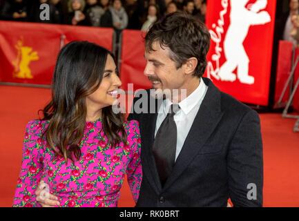 Floriana Lima und Casey Affleck Besuchen die Premiere von "Licht meines Lebens", die im Rahmen der 69. Berlinale Die Internationalen Filmfestspiele im Hotel Grand Hyatt in Berlin, Deutschland, am 08. Februar 2019. | Verwendung weltweit Stockfoto