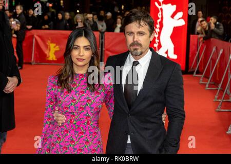 Floriana Lima und Casey Affleck Besuchen die Premiere von "Licht meines Lebens", die im Rahmen der 69. Berlinale Die Internationalen Filmfestspiele im Hotel Grand Hyatt in Berlin, Deutschland, am 08. Februar 2019. | Verwendung weltweit Stockfoto