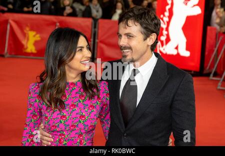 Floriana Lima und Casey Affleck Besuchen die Premiere von "Licht meines Lebens", die im Rahmen der 69. Berlinale Die Internationalen Filmfestspiele im Hotel Grand Hyatt in Berlin, Deutschland, am 08. Februar 2019. | Verwendung weltweit Stockfoto