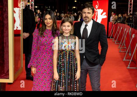 Casey Affleck (r-l), Anna Pniowsky und Floriana Lima Besuchen die Premiere von "Licht meines Lebens", die im Rahmen der 69. Berlinale Die Internationalen Filmfestspiele im Hotel Grand Hyatt in Berlin, Deutschland, am 08. Februar 2019. | Verwendung weltweit Stockfoto