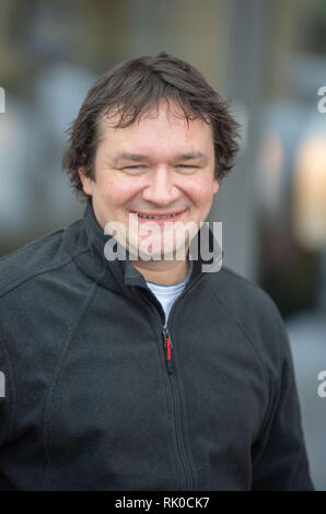Miesbach, Deutschland. 07 Feb, 2019. Florian Perkmann, Bäckermeister, steht vor seiner Bäckerei in Miesbach. Nach der Bäckerei Perkmann veröffentlicht einen Donut (Pfannkuchen oder Krapfen in anderen Regionen) mit Leberkäse und süßen Senf auf der Facebook Seite abgedeckt, die Post wurde ein Social Media schlagen. Credit: Lino Mirgeler/dpa/Alamy leben Nachrichten Stockfoto