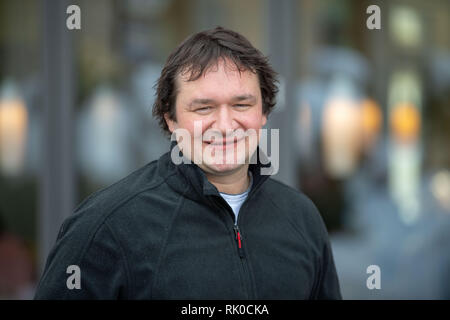 Miesbach, Deutschland. 07 Feb, 2019. Florian Perkmann, Bäckermeister, steht vor seiner Bäckerei in Miesbach. Nach der Bäckerei Perkmann veröffentlicht einen Donut (Pfannkuchen oder Krapfen in anderen Regionen) mit Leberkäse und süßen Senf auf der Facebook Seite abgedeckt, die Post wurde ein Social Media schlagen. Credit: Lino Mirgeler/dpa/Alamy leben Nachrichten Stockfoto