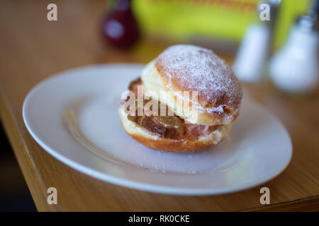 Miesbach, Deutschland. 07 Feb, 2019. Ein Donut mit Leberkäse und süßen Senf gekrönt. Nach dem Leberkäs-Krapfen aus Oberbayern, die Goaßmaß-Krapfen kommt jetzt aus Niederbayern. Eine Goass Maßnahme ist ein gemischtes Getränk Bier, Cola und kirschlikör. (Dpa vom 09.02.2019) Credit: Lino Mirgeler/dpa/Alamy leben Nachrichten Stockfoto