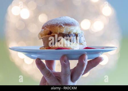 Miesbach, Deutschland. 07 Feb, 2019. Bäckermeister Florian Perkmann hält einen Donut mit Meat Loaf und süßen Senf gekrönt. Nach dem Leberkäs-Krapfen aus Oberbayern, die Goaßmaß-Krapfen kommt jetzt aus Niederbayern. Eine Goass Maßnahme ist ein gemischtes Getränk Bier, Cola und kirschlikör. (Dpa vom 09.02.2019) Credit: Lino Mirgeler/dpa/Alamy leben Nachrichten Stockfoto