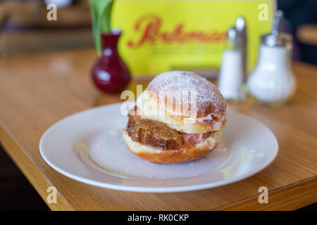 Miesbach, Deutschland. 07 Feb, 2019. Ein Donut mit Meat Loaf und süßen Senf gekrönt. Nach dem Leberkäs-Krapfen aus Oberbayern, die Goaßmaß-Krapfen kommt jetzt aus Niederbayern. Eine Goass Maßnahme ist ein gemischtes Getränk Bier, Cola und kirschlikör. (Dpa vom 09.02.2019) Credit: Lino Mirgeler/dpa/Alamy leben Nachrichten Stockfoto