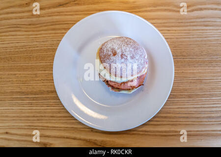 Miesbach, Deutschland. 07 Feb, 2019. Ein Donut mit Leberkäse und süßen Senf gekrönt. Nach dem Leberkäs-Krapfen aus Oberbayern, die Goaßmaß-Krapfen kommt jetzt aus Niederbayern. Eine Goass Maßnahme ist ein gemischtes Getränk Bier, Cola und kirschlikör. (Dpa vom 09.02.2019) Credit: Lino Mirgeler/dpa/Alamy leben Nachrichten Stockfoto