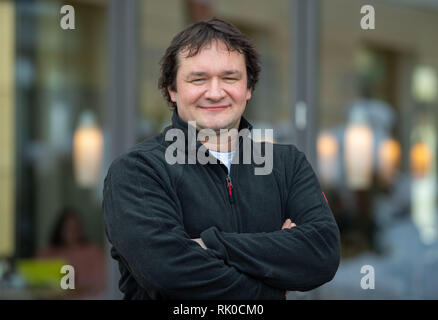 Miesbach, Deutschland. 07 Feb, 2019. Florian Perkmann, Bäckermeister, steht vor seiner Bäckerei in Miesbach. Nach der Bäckerei Perkmann veröffentlicht einen Donut (Pfannkuchen oder Krapfen in anderen Regionen) mit Leberkäse und süßen Senf auf der Facebook Seite abgedeckt, die Post wurde ein Social Media schlagen. Credit: Lino Mirgeler/dpa/Alamy leben Nachrichten Stockfoto