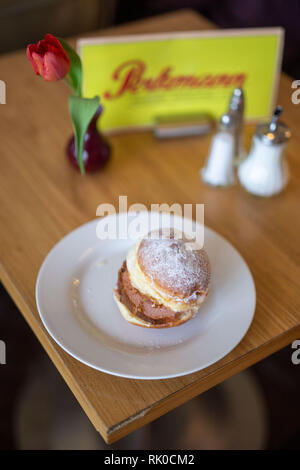 Miesbach, Deutschland. 07 Feb, 2019. Ein Donut mit Leberkäse und süßen Senf gekrönt. Nach dem Leberkäs-Krapfen aus Oberbayern, die Goaßmaß-Krapfen kommt jetzt aus Niederbayern. Eine Goass Maßnahme ist ein gemischtes Getränk Bier, Cola und kirschlikör. (Dpa vom 09.02.2019) Credit: Lino Mirgeler/dpa/Alamy leben Nachrichten Stockfoto