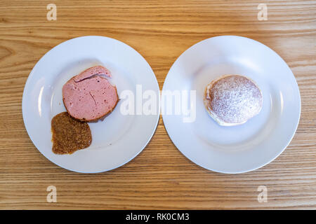Miesbach, Deutschland. 07 Feb, 2019. Ein Donut mit Leberkäse und süßen Senf gekrönt. Nach dem Leberkäs-Krapfen aus Oberbayern, die Goaßmaß-Krapfen kommt jetzt aus Niederbayern. Eine Goass Maßnahme ist ein gemischtes Getränk Bier, Cola und kirschlikör. (Dpa vom 09.02.2019) Credit: Lino Mirgeler/dpa/Alamy leben Nachrichten Stockfoto