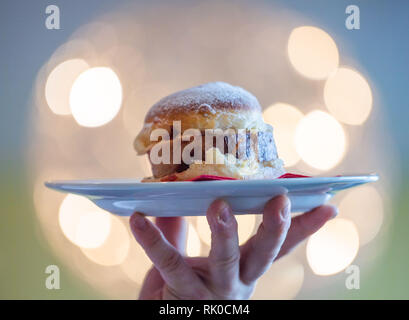 Miesbach, Deutschland. 07 Feb, 2019. Bäckermeister Florian Perkmann hält einen Donut mit Meat Loaf und süßen Senf gekrönt. Nach dem Leberkäs-Krapfen aus Oberbayern, die Goaßmaß-Krapfen kommt jetzt aus Niederbayern. Eine Goass Maßnahme ist ein gemischtes Getränk Bier, Cola und kirschlikör. (Dpa vom 09.02.2019) Credit: Lino Mirgeler/dpa/Alamy leben Nachrichten Stockfoto