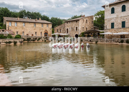 Blick auf das Dorf Bagno Vignoni, aus dem Pool der Thermalwasser Stockfoto