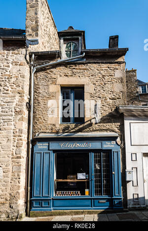 Dinan, Frankreich - Juli 23, 2018: Malerische vintage Verkaufsplattform im historischen Zentrum der Stadt. Stockfoto
