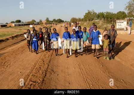 UGANDA, Karamoja, Stamm der Karimojong, Kinder gehen von der Schule nach Hause zu Fuß Stockfoto