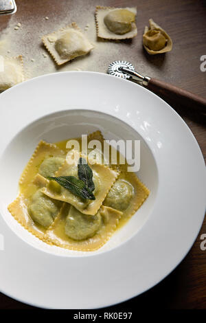 Handgemachte frische italienische Ravioli gefüllt mit Spinat und Italienische Kräuter Stockfoto