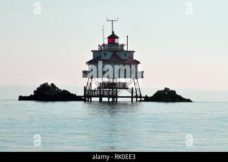 Die Thomas Punkt Shoal Leuchtturm für Weihnachten dekoriert. Dies ist in der Chesapeake Bay in der Nähe von Annapolis, Maryland Stockfoto