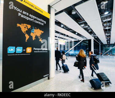 London Heathrow, UK, Feb 5, 2019: Fahrgast Spaziergänge Vergangenheit Zeichen vor der Einwanderung der Passkontrolle zu Warteschlangen für UK, EU und Nicht-EU-zeigen Stockfoto