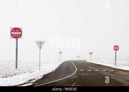 "Geben Sie nicht" Zeichen auf der verschneiten Straße Stockfoto