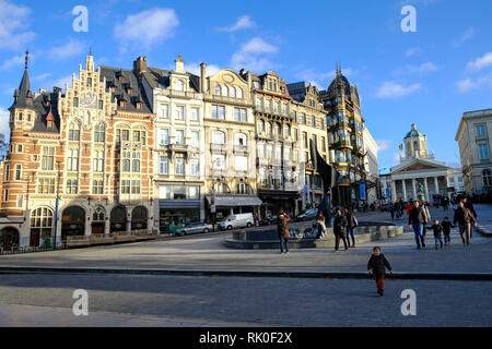 13.11.2018, Bruessel, Belgien - Haeuserzeile bin Coudenberg der Eglise Saint-Jacques-sur-coudenberg an der Place Royale auf dem Mont des Arts/Ber Stockfoto