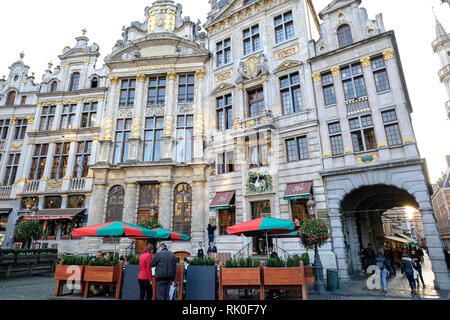 Brüssel, Belgien - Guildhouses auf der Südwestseite des Grand Place in Brüssel mit dem Restaurant La Maison du Cygne, einer der besten Restauran Stockfoto