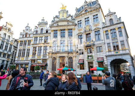 Brüssel, Belgien - Guildhouses auf der Südwestseite des Grand Place in Brüssel mit dem Restaurant La Maison du Cygne, einer der Besten Stockfoto