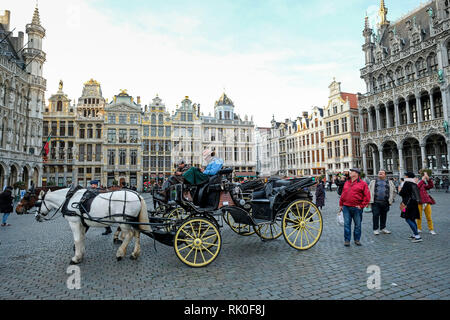 14.11.2018, Brüssel, Belgien - Pferdekutschen auf dem Grand Place in Brüssel Stockfoto