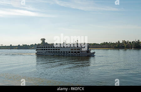 Große luxuriöse traditionelle ägyptische River Cruise Yacht segeln auf dem Nil Stockfoto