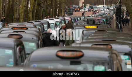 Taxifahrer Protest über die Nutzung von Busspuren in London. Geparkten schwarzen Taxis Line Up zusammen Constitution Hill, Westminster. Stockfoto