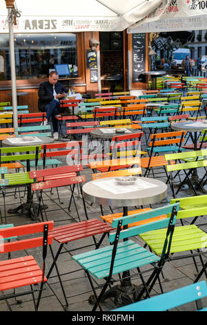 Brüssel Belgien Tabellen und farbigen Stühle vor Cafe Zebra am Place St. Géry, Bruessel, Belgien - Tische und Stuehle bunte vor dem Cafe Zebra Stockfoto