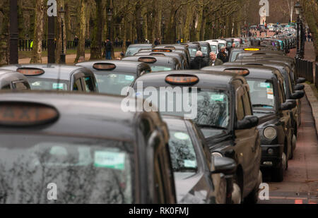 Taxifahrer Protest über die Nutzung von Busspuren in London. Geparkten schwarzen Taxis Line Up zusammen Constitution Hill, Westminster. Stockfoto