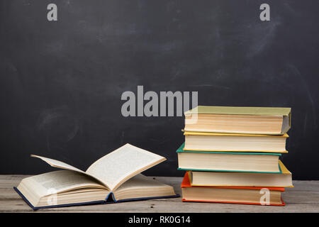 Bildung Konzept - Bücher auf dem Schreibtisch in der Aula Stockfoto